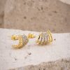 Brinco ear hook detalhes em zircônia banho em ouro