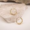 Brinco circular metade lisa e metade pedras banho em ouro